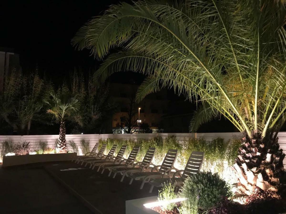 蒙马特公寓酒店 里米尼 外观 照片